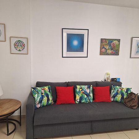 Amazing Apartment For 3 Guests Steps From The Beach Netanya Eksteriør billede