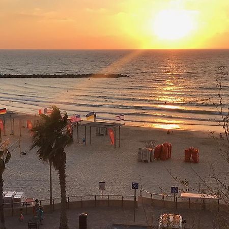 Amazing Apartment For 3 Guests Steps From The Beach Netanya Eksteriør billede