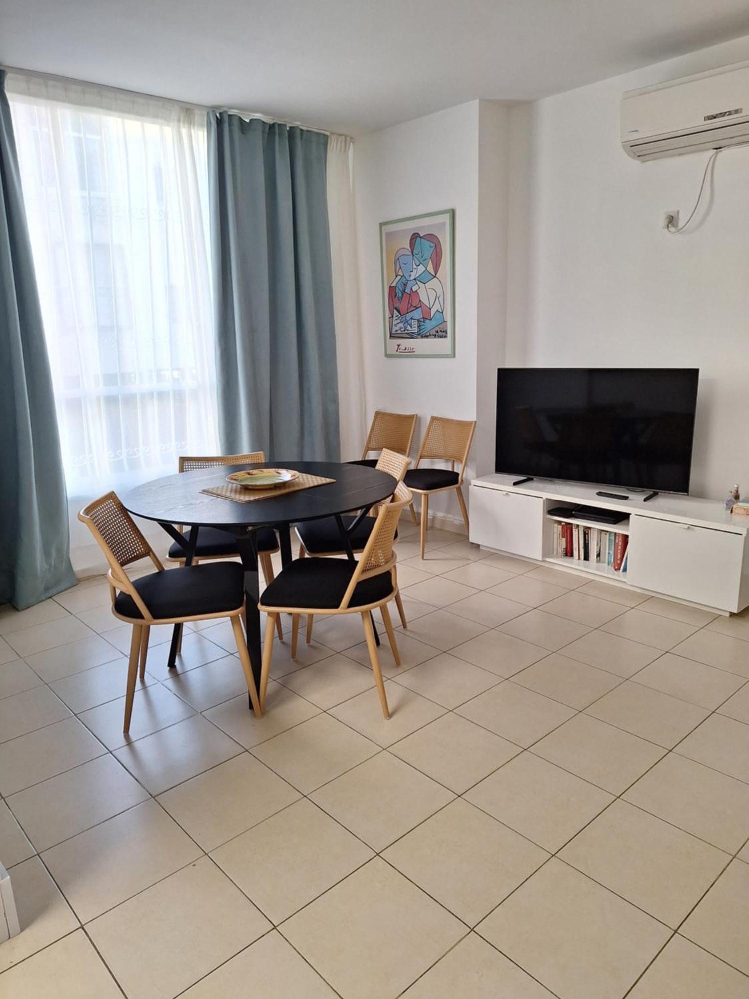 Amazing Apartment For 3 Guests Steps From The Beach Netanya Eksteriør billede