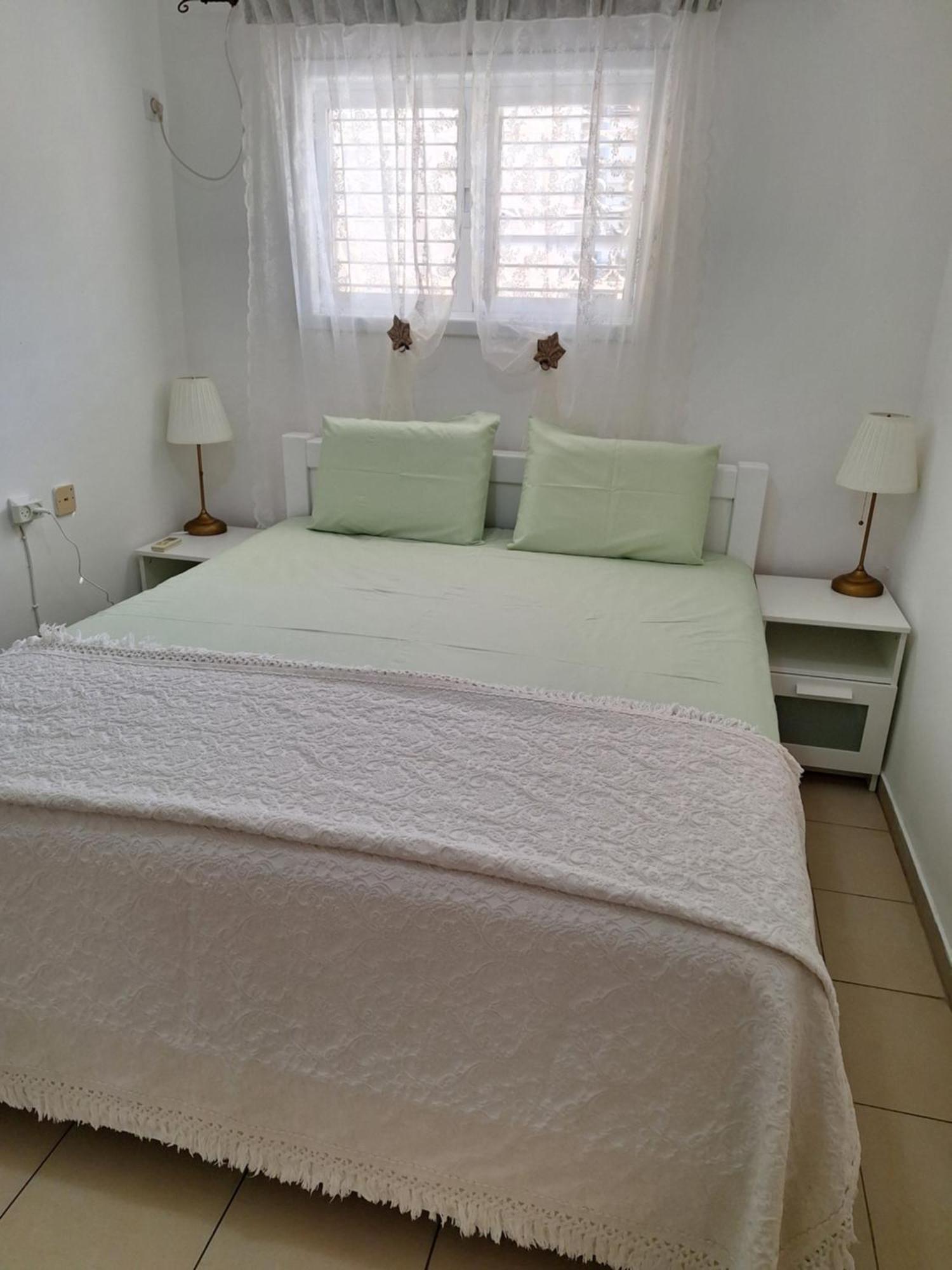 Amazing Apartment For 3 Guests Steps From The Beach Netanya Eksteriør billede