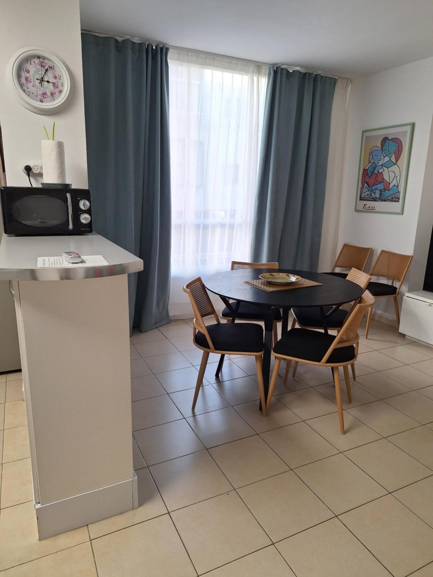 Amazing Apartment For 3 Guests Steps From The Beach Netanya Eksteriør billede