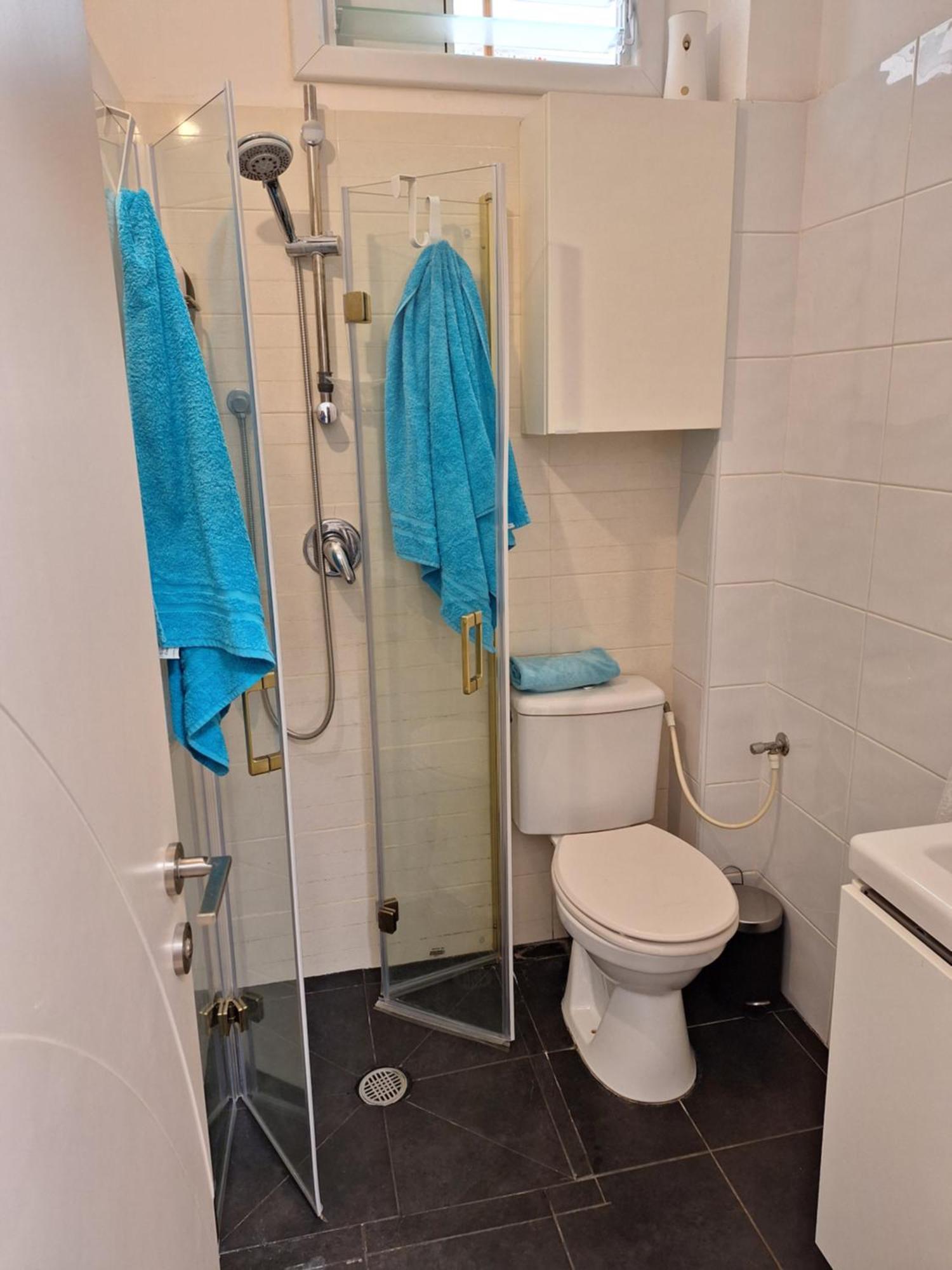 Amazing Apartment For 3 Guests Steps From The Beach Netanya Eksteriør billede