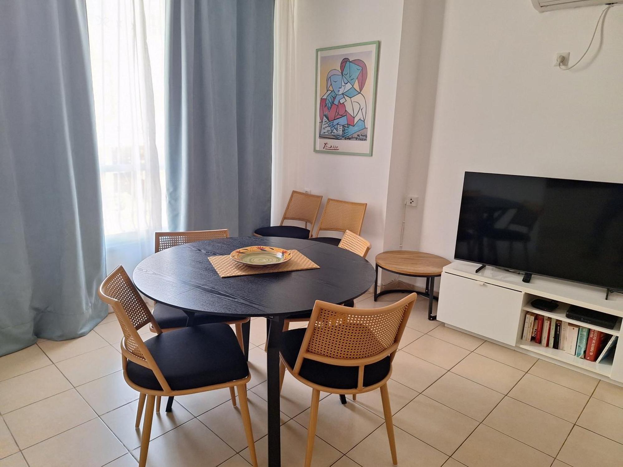 Amazing Apartment For 3 Guests Steps From The Beach Netanya Eksteriør billede