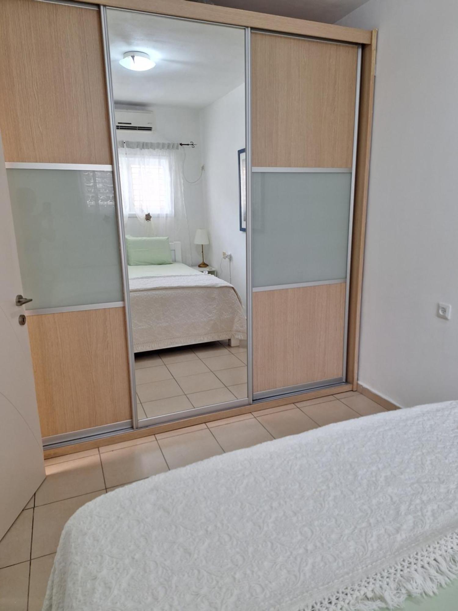 Amazing Apartment For 3 Guests Steps From The Beach Netanya Eksteriør billede