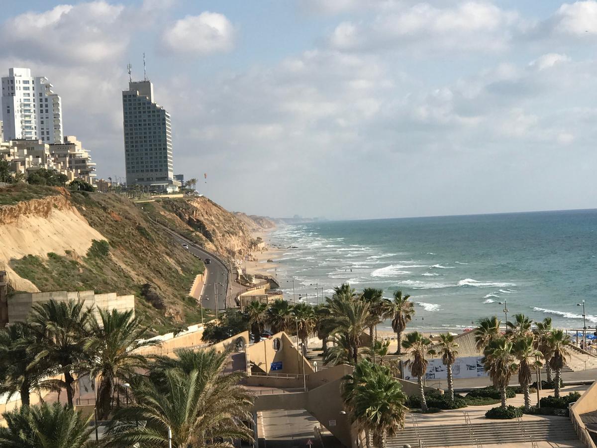 Amazing Apartment For 3 Guests Steps From The Beach Netanya Eksteriør billede